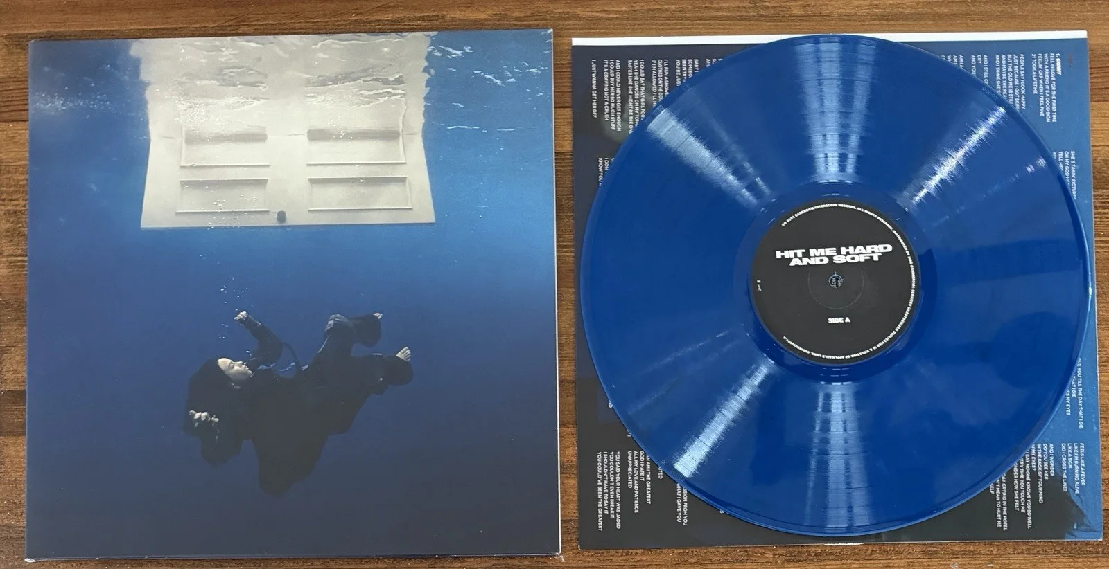 Billie Eilish — BILLIE EILISH HIT ME HARD SOFT BLUE VINYL & SIGNED ALBUM PHOTO BECKETT BAS COA, изображение 2