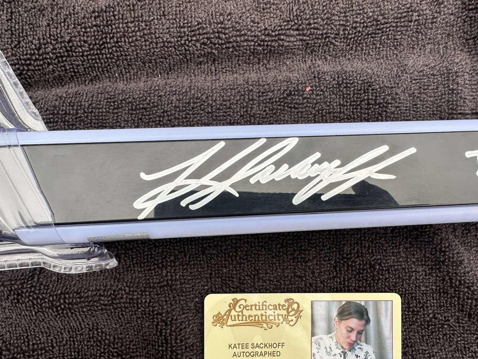 Katee Sackhoff — Katee Sackhoff Autographed Disney Theme Park Exclusive The Mandalorian Darksaber, изображение 4