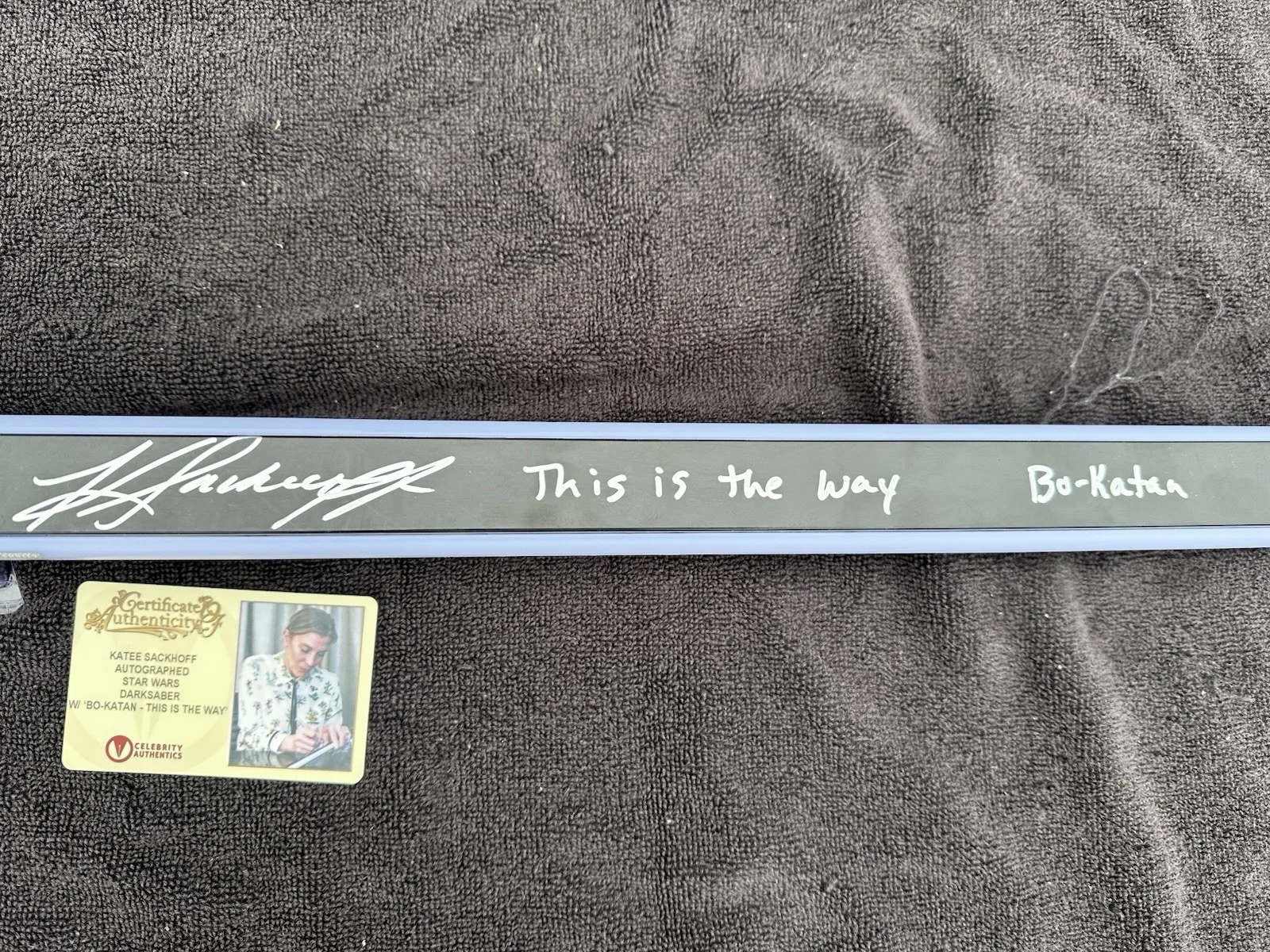 Katee Sackhoff — Katee Sackhoff Autographed Disney Theme Park Exclusive The Mandalorian Darksaber, изображение 2