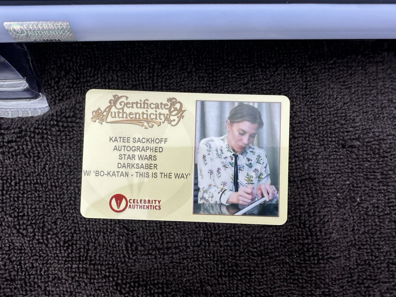 Katee Sackhoff — Katee Sackhoff Autographed Disney Theme Park Exclusive The Mandalorian Darksaber, изображение 3