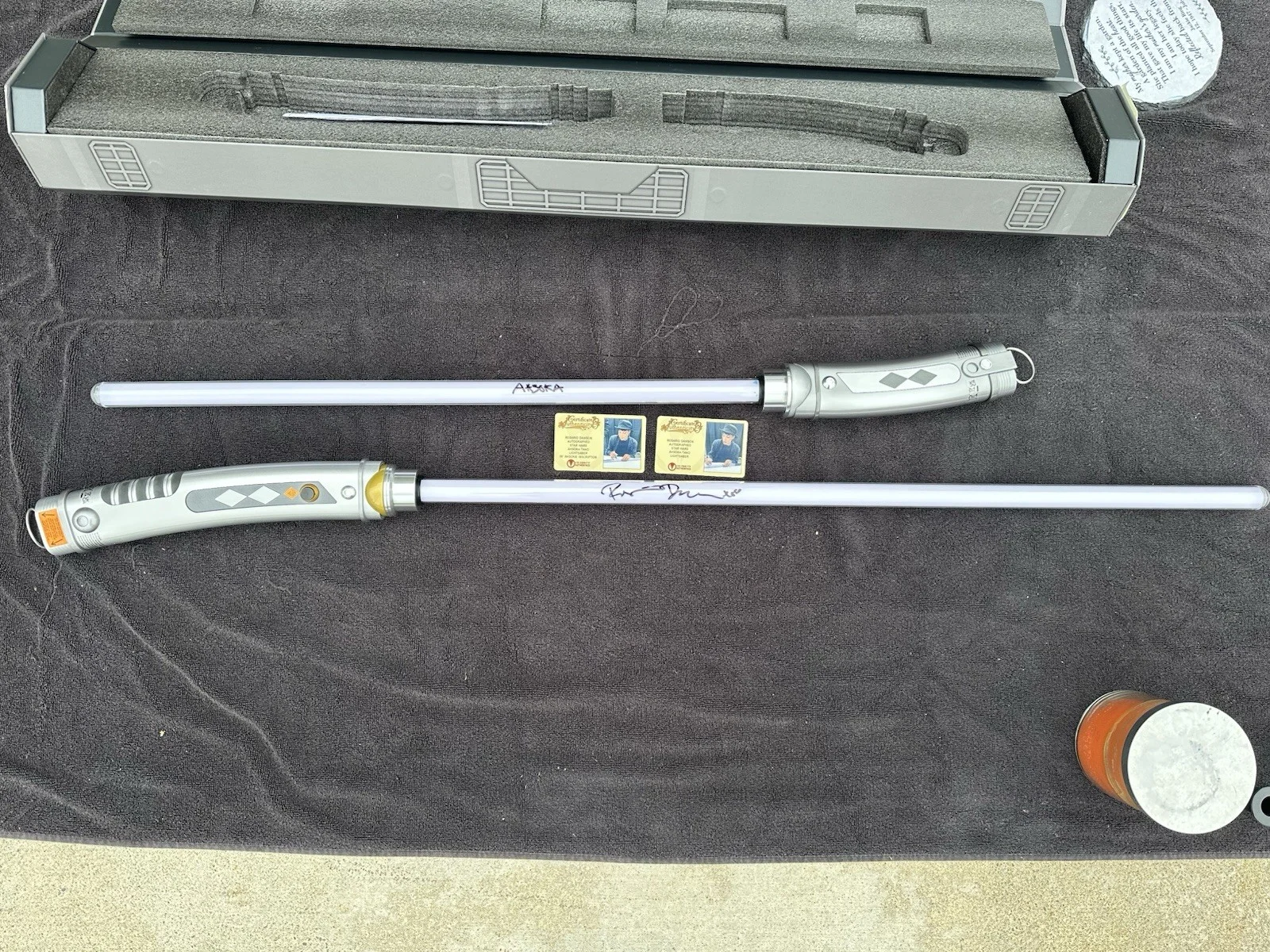 Rosario Dawson — Rosario Dawson Signed Ahsoka Limited Edition Legacy Lightsaber Hilts w/COA, изображение 3