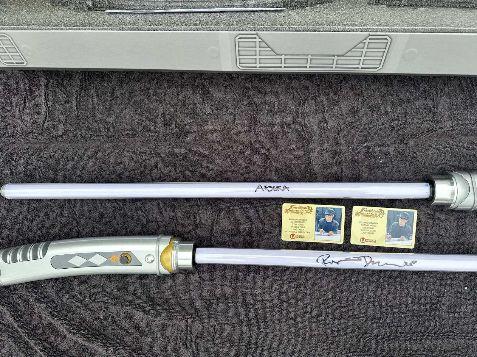 Rosario Dawson — Rosario Dawson Signed Ahsoka Limited Edition Legacy Lightsaber Hilts w/COA, изображение 4