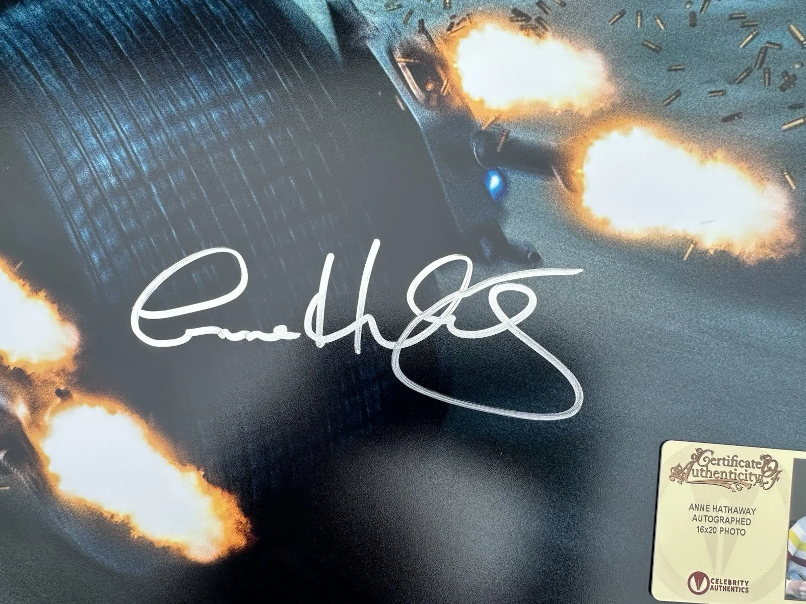 Anne Hathaway — Anne Hathaway Autographed The Dark Knight Rises Catwoman Batpod Escape 16x20 (2), изображение 2