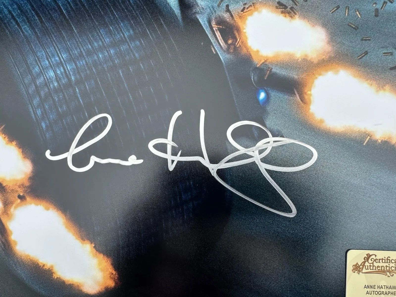 Anne Hathaway — Anne Hathaway Autographed The Dark Knight Rises Catwoman Batpod Escape 16x20 (1), изображение 2