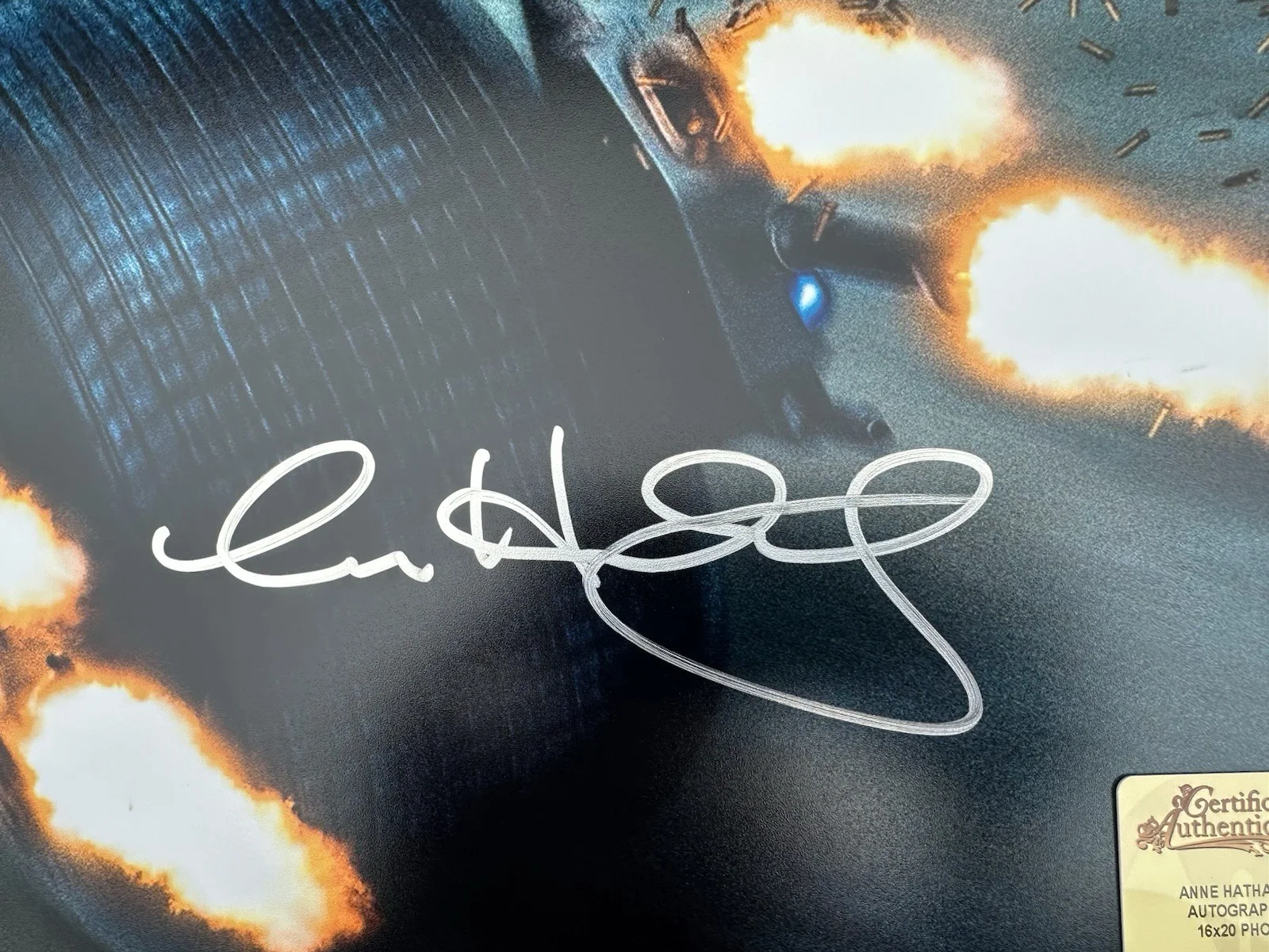 Anne Hathaway — Anne Hathaway Autographed The Dark Knight Rises Catwoman Batpod Escape 16x20, изображение 2