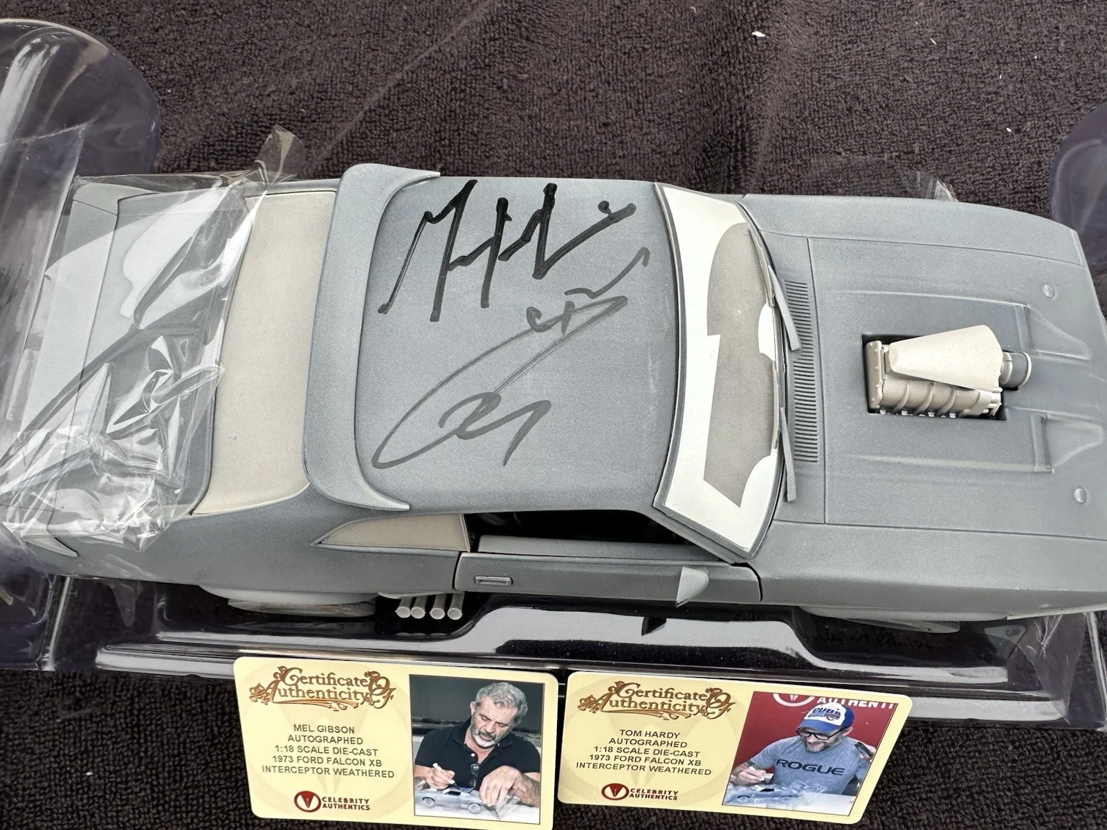 Tom Hardy, Mel Gibson — Tom Hardy Mel Gibson Autographed Mad Max V8 Interceptor 1973 Ford Falcon 1:18, изображение 3