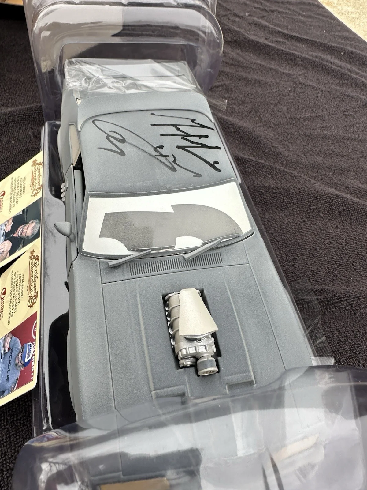 Tom Hardy, Mel Gibson — Tom Hardy Mel Gibson Autographed Mad Max V8 Interceptor 1973 Ford Falcon 1:18, изображение 4