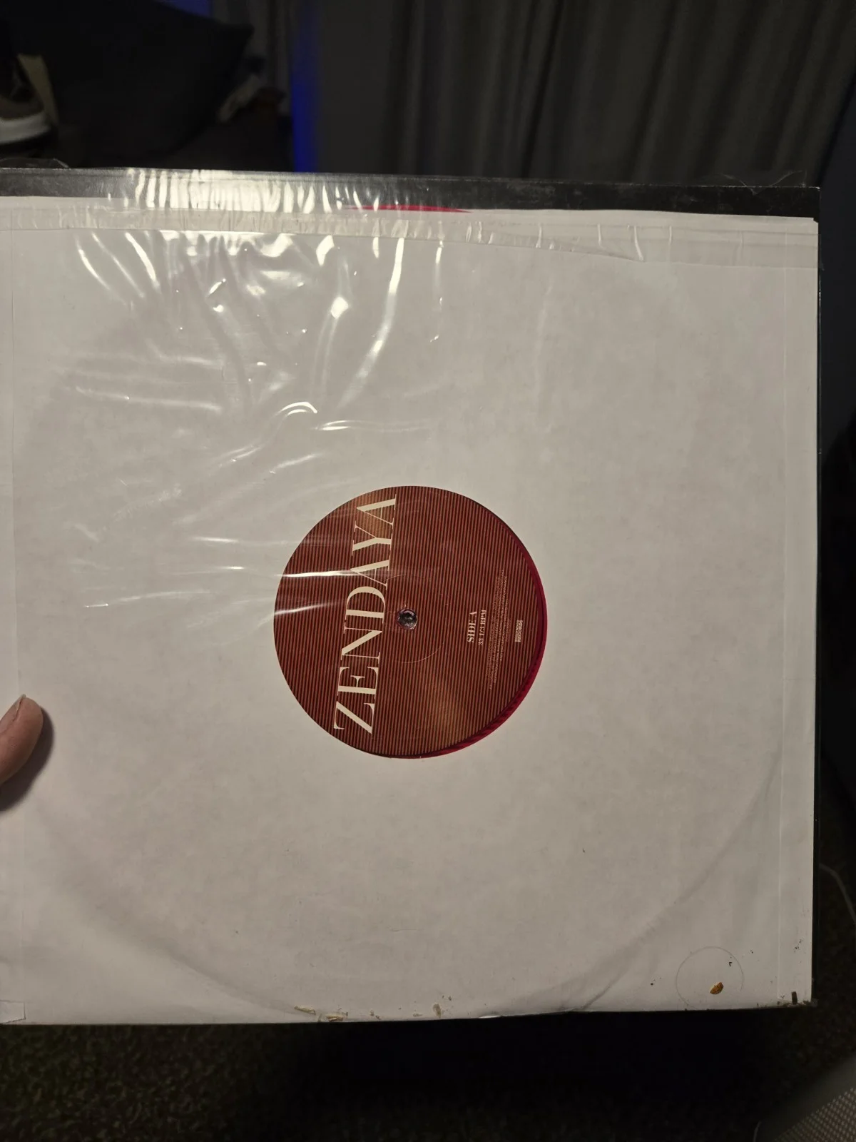Zendaya signed self titled 12" lp album COLOR UO VINYL, изображение 2
