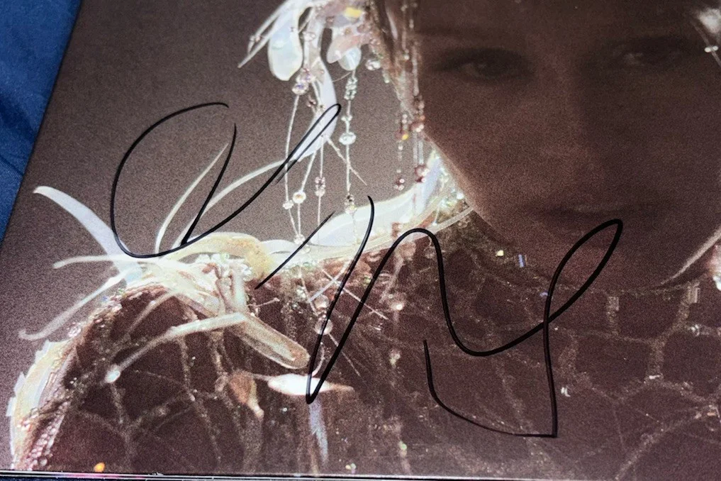 Miley Cyrus Signed Vinyl Album Something Beautiful With Proof, image 2