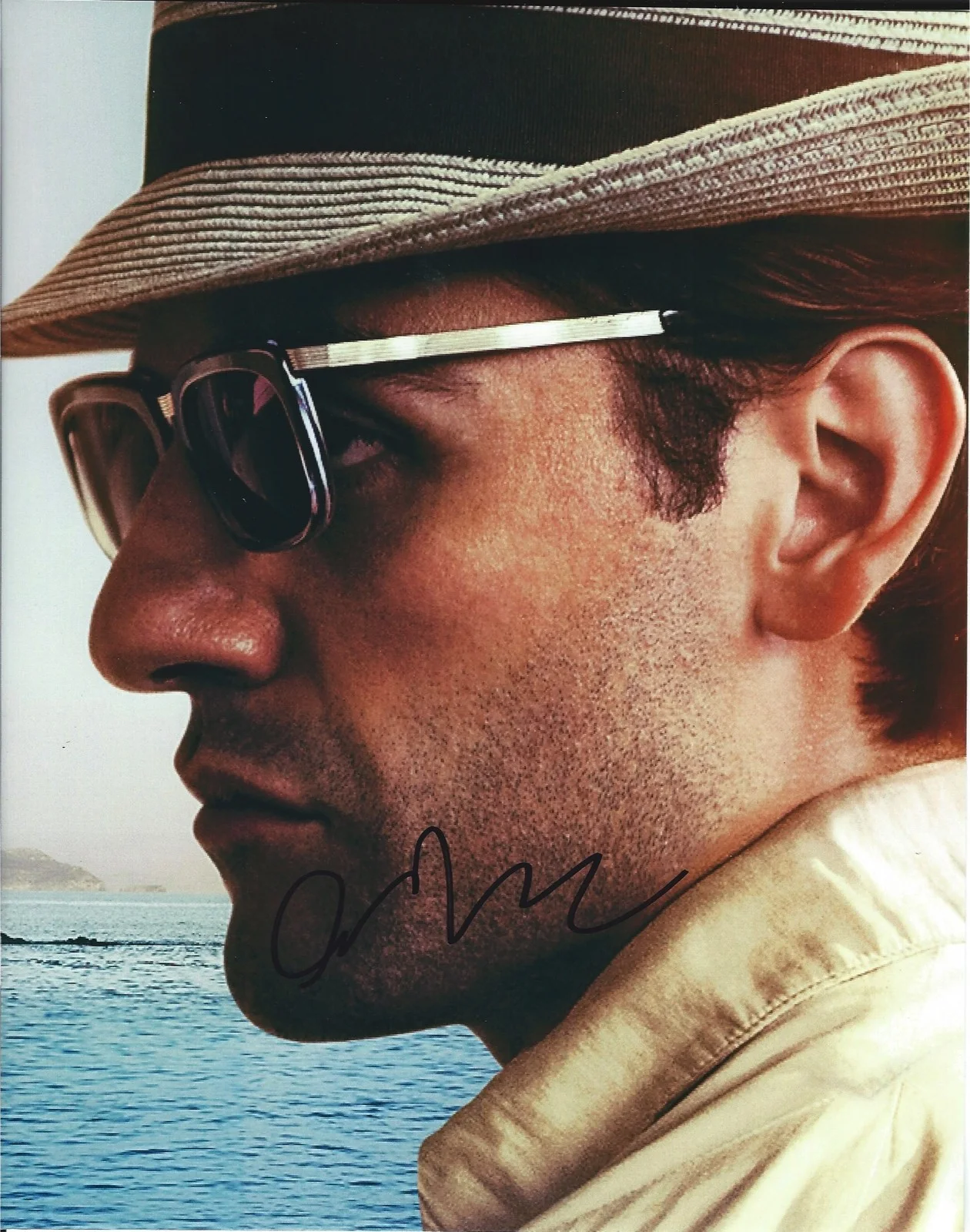 Oscar Isaac — Oscar Isaac signed Two Faces January 8x10 Photo - Star Wars The Force Awakens