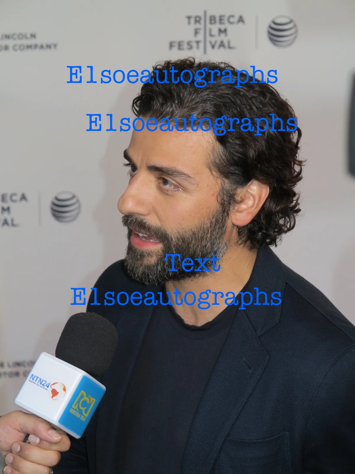 Oscar Isaac — Oscar Isaac signed Two Faces January 8x10 Photo - Star Wars The Force Awakens, image 2