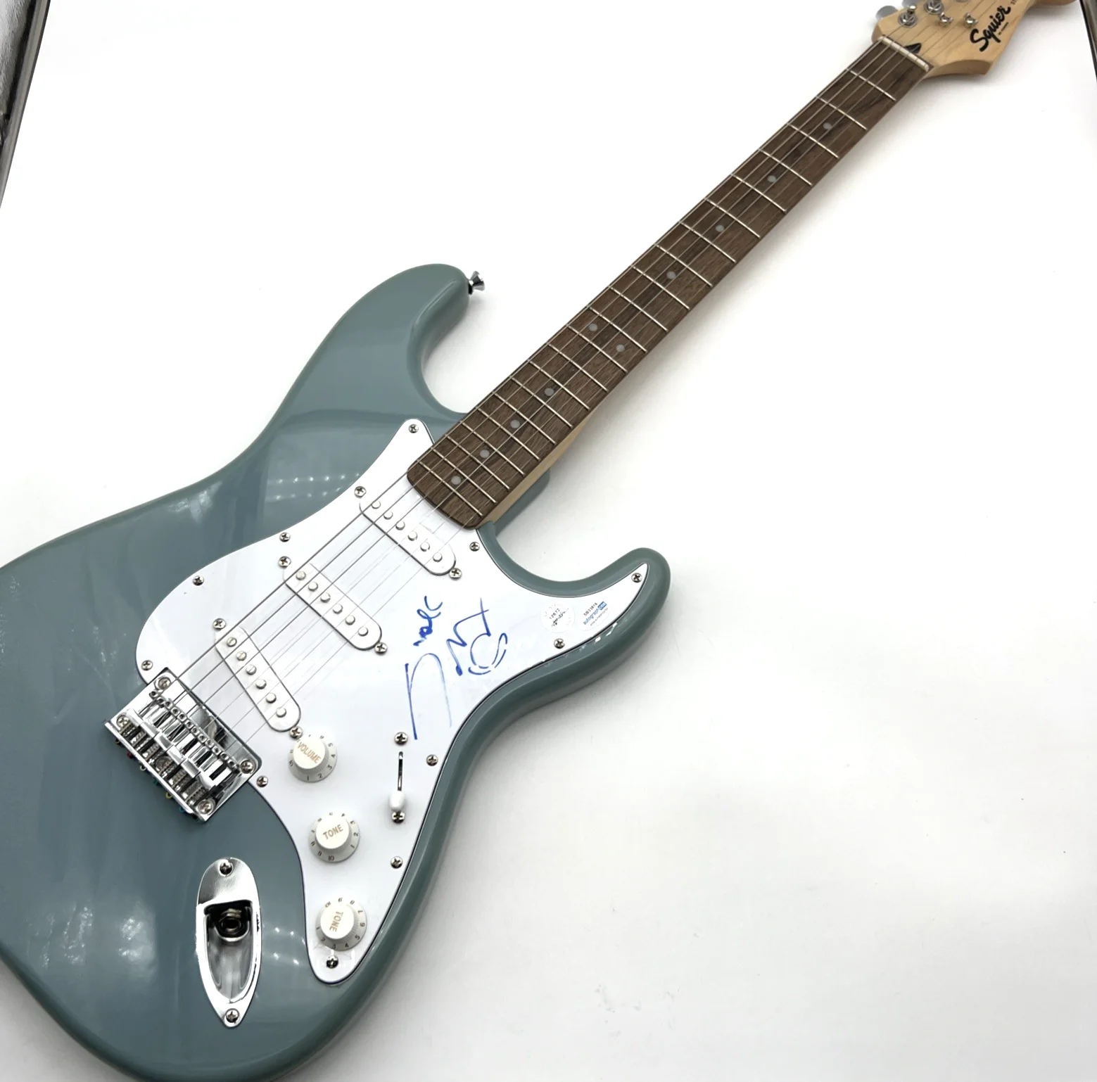 Electric Guitar Signed on Pickguard – Likely Shakira Signature – w/ Display Case, изображение 2
