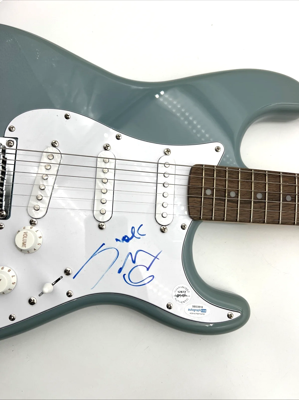 Electric Guitar Signed on Pickguard – Likely Shakira Signature – w/ Display Case, изображение 4