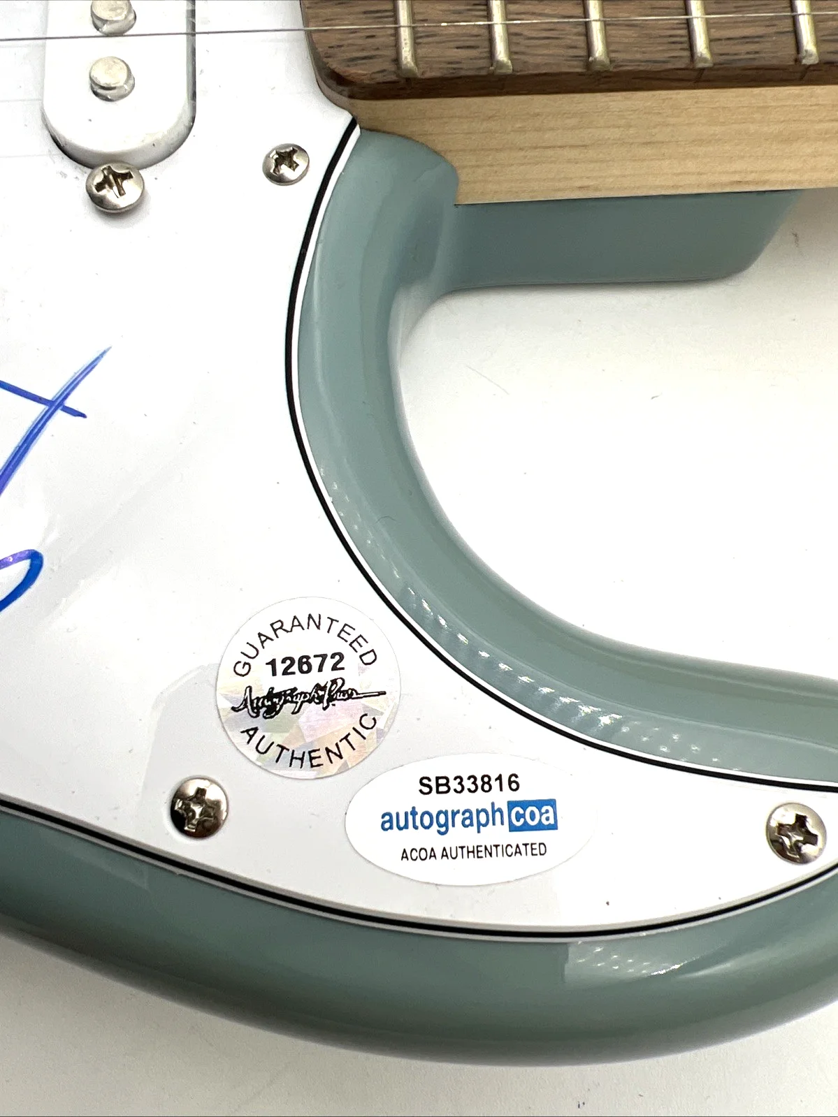 Electric Guitar Signed on Pickguard – Likely Shakira Signature – w/ Display Case, изображение 5