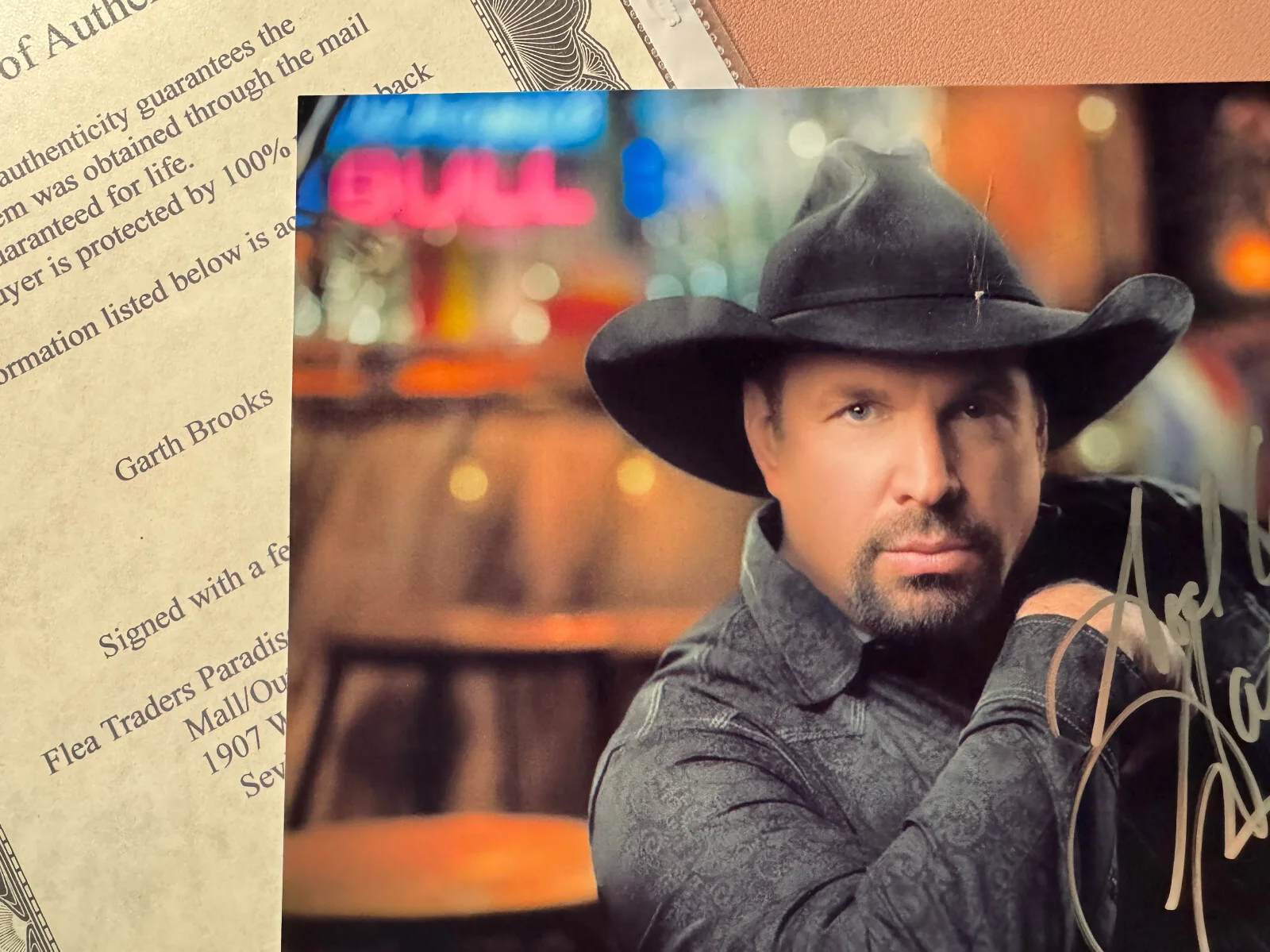 Garth Brooks — GARTH BROOKS Signed•MINT Photo•COUNTRY LEGEND and sharp Autograph w/COA, изображение 2