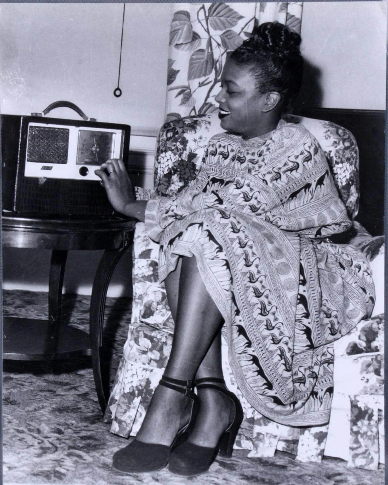 Teenie Harris Photo 11x14 Woman Listening to the Radio, изображение 4