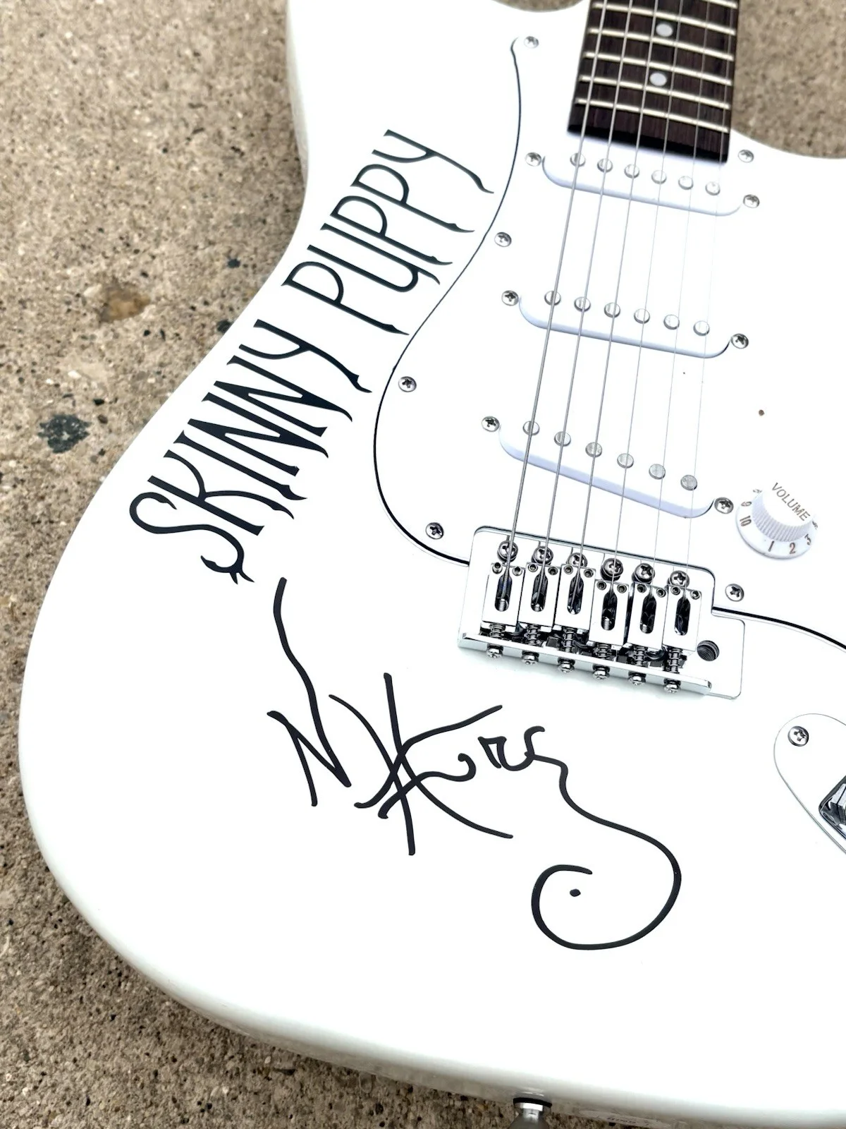 SKINNY PUPPY Nivek Ogre SIGNED Guitar JSA AUTHENTICATION LETTER, изображение 2
