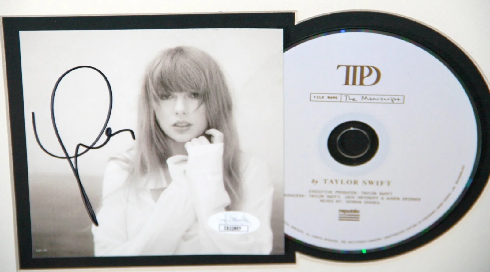Taylor Swift Autographed CD Cover Framed w/ Photo & CD JSA, изображение 2