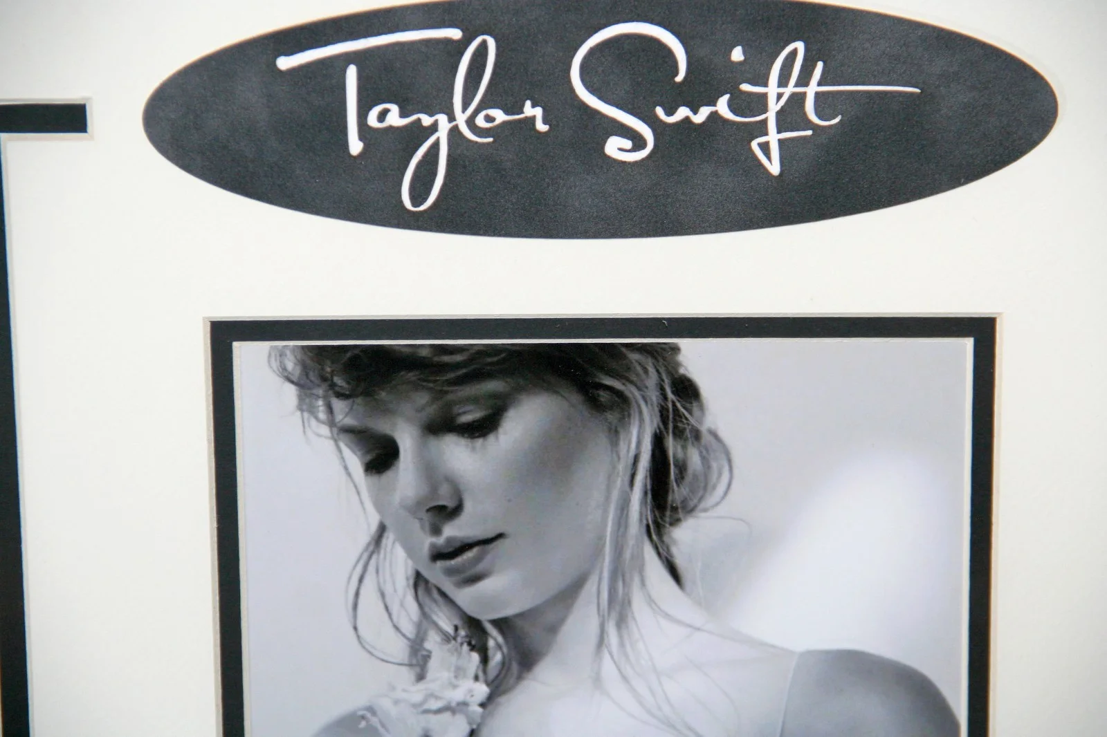 Taylor Swift Autographed CD Cover Framed w/ Photo & CD JSA, изображение 3