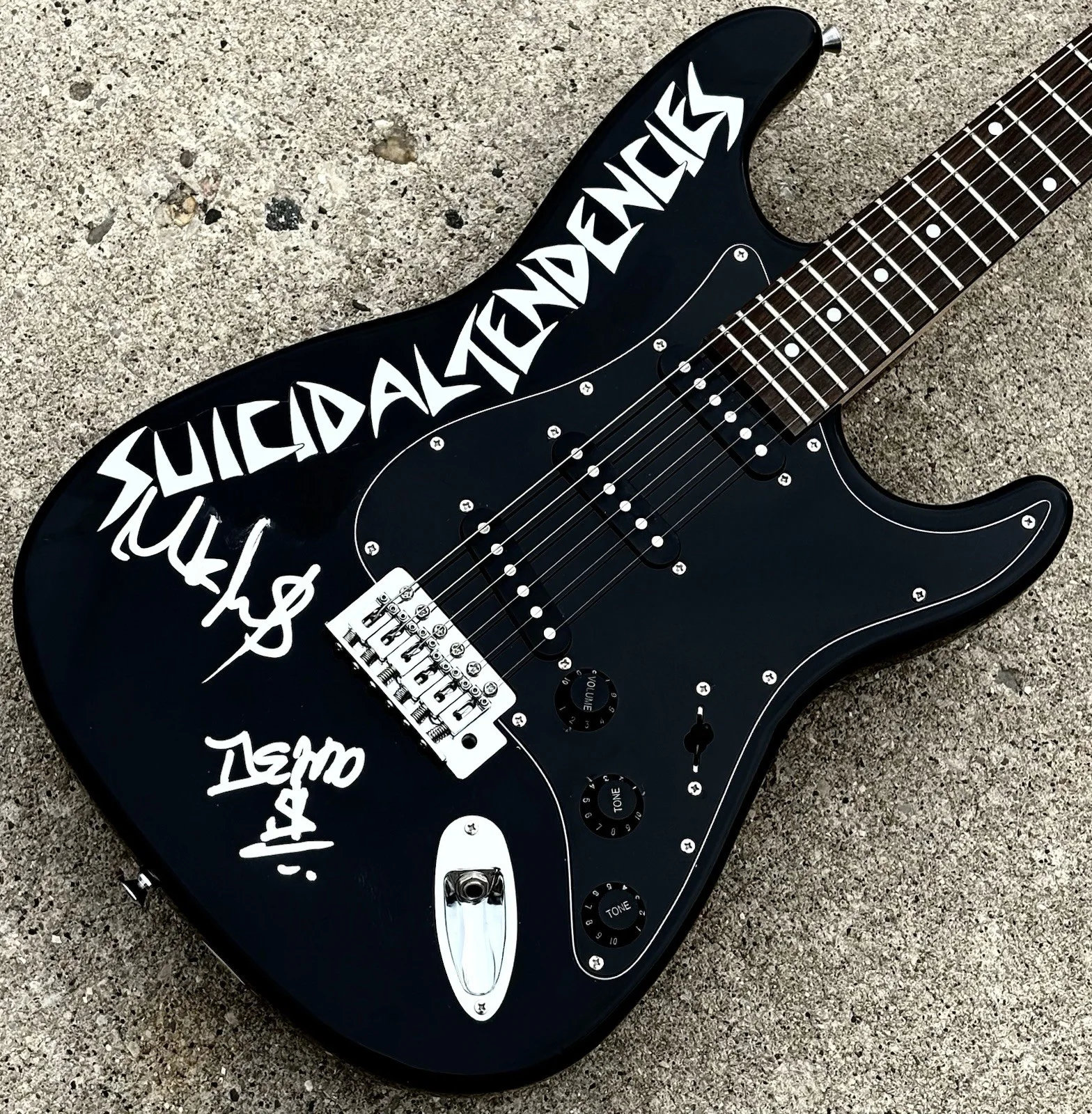SUICIDAL TENDENCIES SIGNED Guitar JSA AUTHENTICATION LETTER, image 2