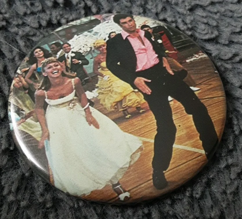 Grease 1978 Memorabilia-John Travolta / Olivia Newton John 55mm Tin Badge RARE, image 3