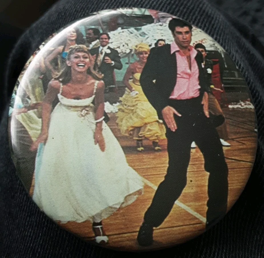 Grease 1978 Memorabilia-John Travolta / Olivia Newton John 55mm Tin Badge RARE, image 5
