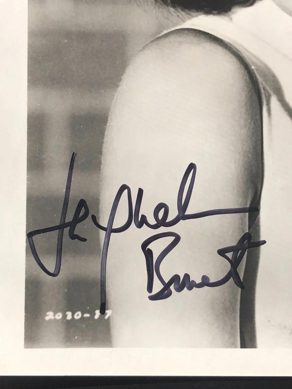 JACQUELINE BISSET — ACTRESS JACQUELINE BISSET AUTOGRAPHED HAND SIGNED 8 X 10 B&W PHOTOGRAPH, image 2