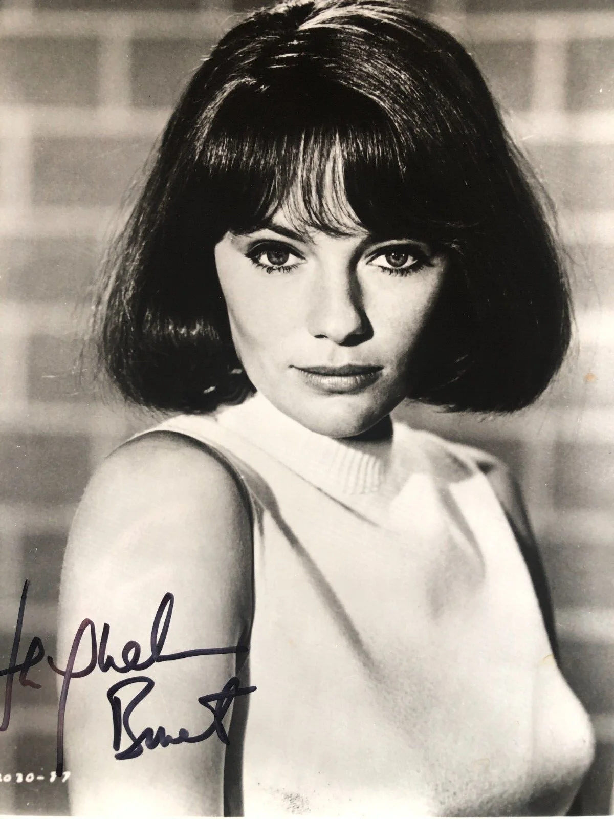 JACQUELINE BISSET — ACTRESS JACQUELINE BISSET AUTOGRAPHED HAND SIGNED 8 X 10 B&W PHOTOGRAPH, image 3