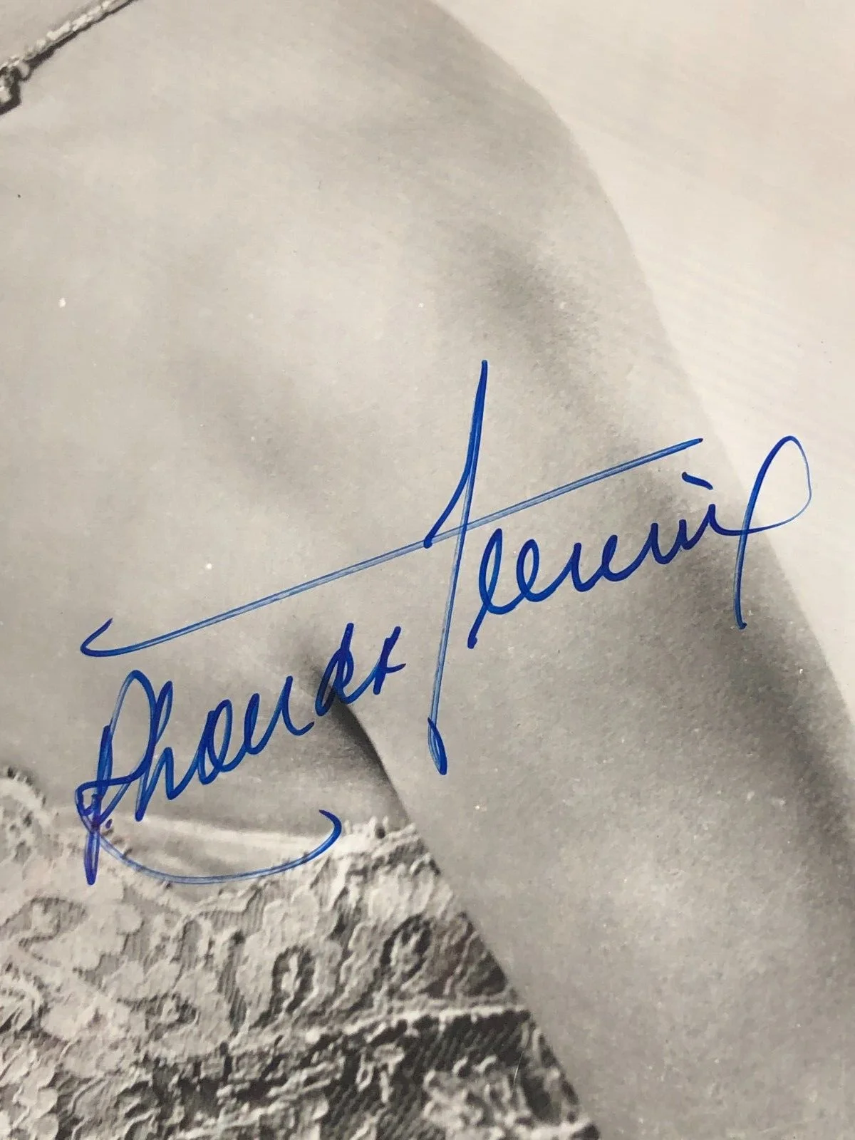Rhonda Fleming — Actress Rhonda Fleming Hand-Signed Autographed B&W 8x10" Publicity Photograph, изображение 2