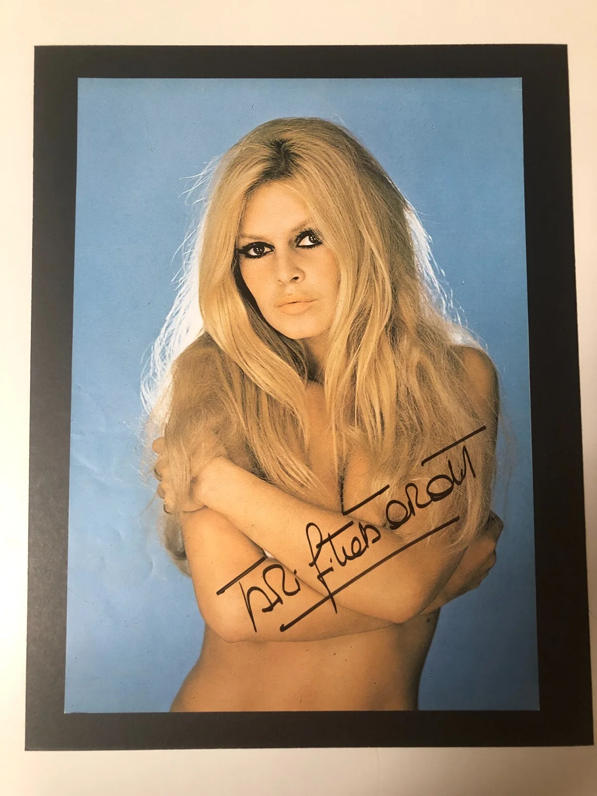 BRIGITTE BARDOT — ACTRESS BRIGITTE BARDOT HAND SIGNED AUTOGRAPHED COLOR MAGAZINE PHOTO 12.5 x 9", image 4