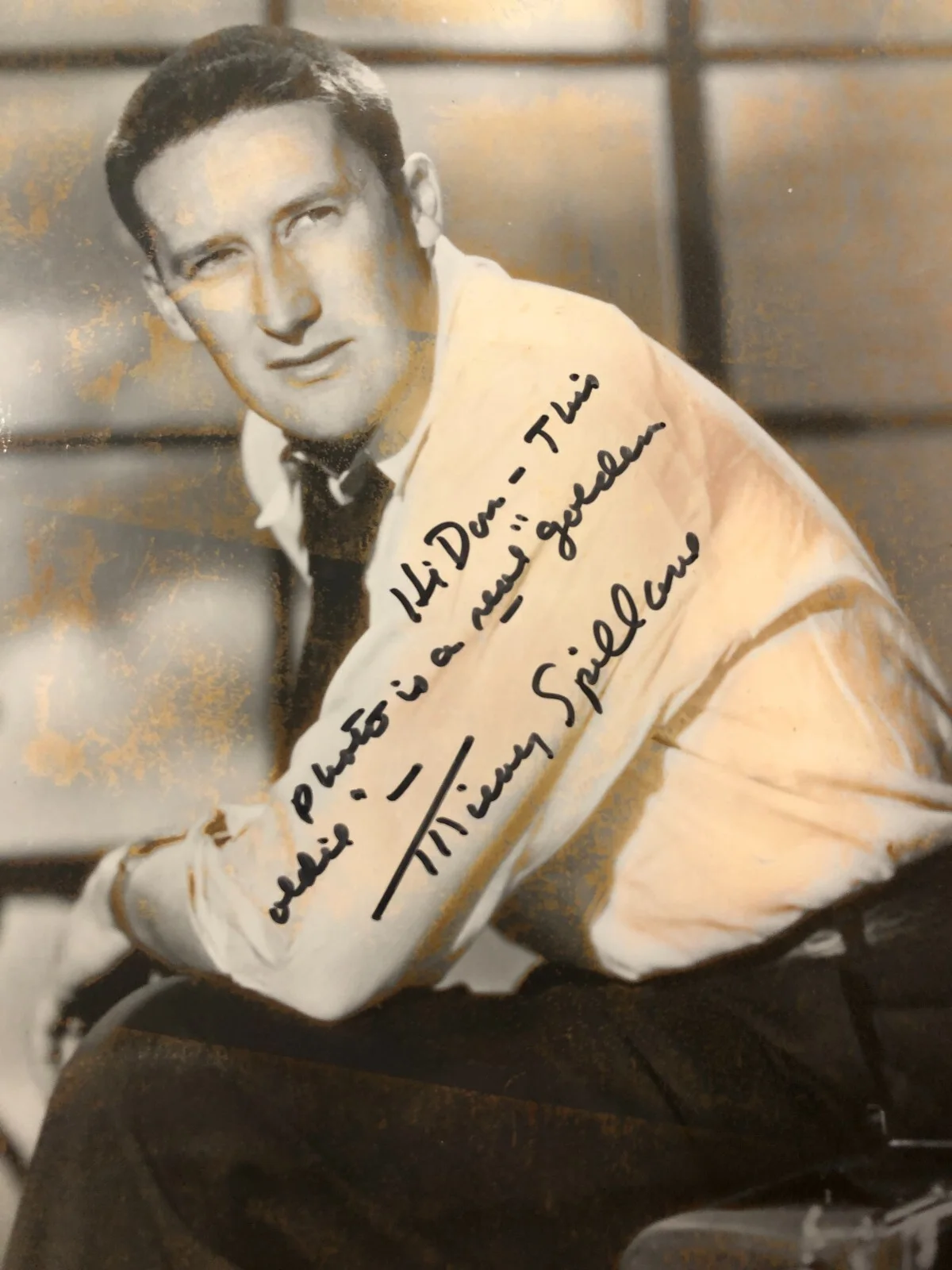 Mickey Spillane — Author Mickey Spillane Signed 8 x 10 Photo "Mike Hammer" Vintage Noir – RARE, изображение 2