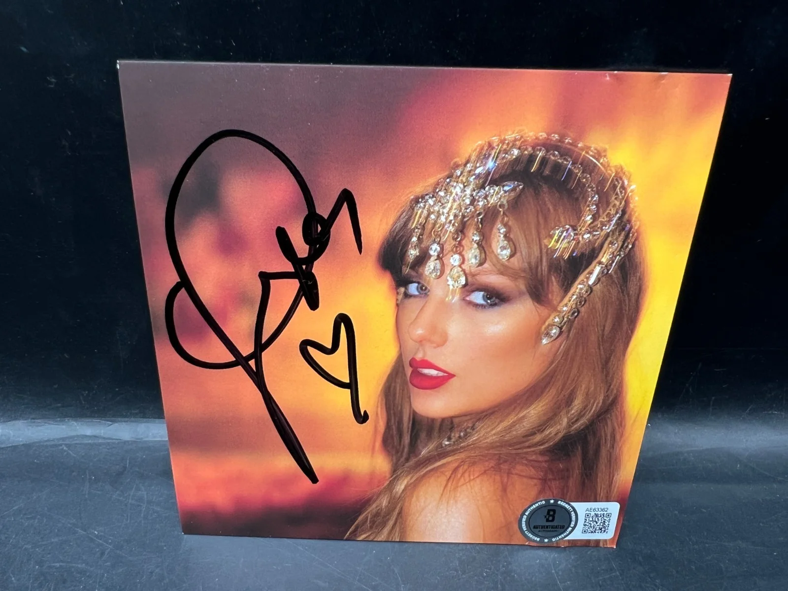 LONG AUTO Taylor Swift Signed The Life of a Showgirl CD Album Photo #1 Beckett, изображение 2