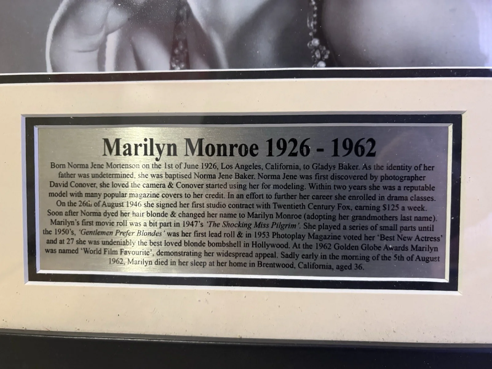 Framed collection of Marilyn Monroe photographs with biographical plaque New, изображение 2