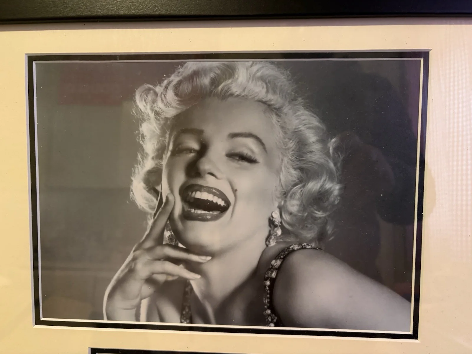 Framed collection of Marilyn Monroe photographs with biographical plaque New, изображение 3