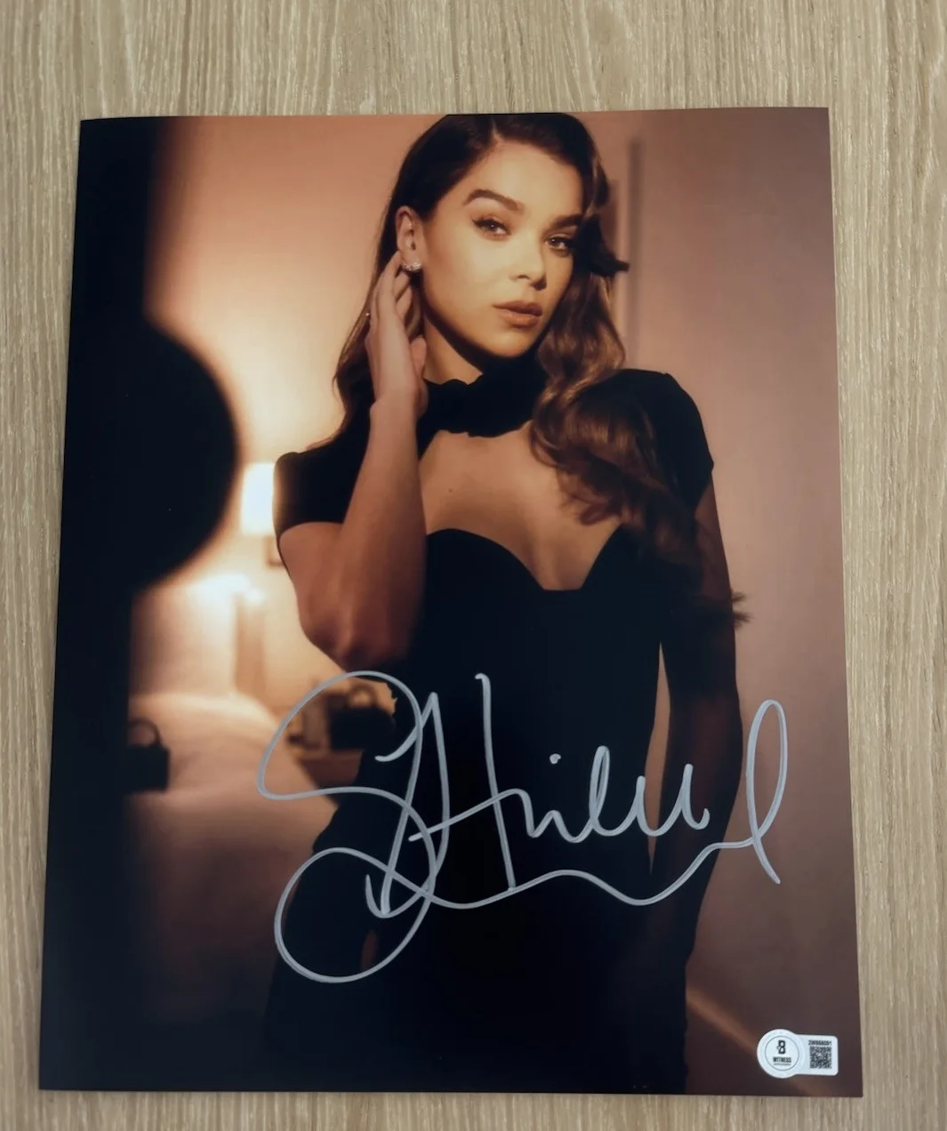 Hailee Steinfeld — HAILEE STEINFELD SIGNED SEXY HOT SINNERS HAWKEYE 11X14 PHOTO BECKETT BAS
