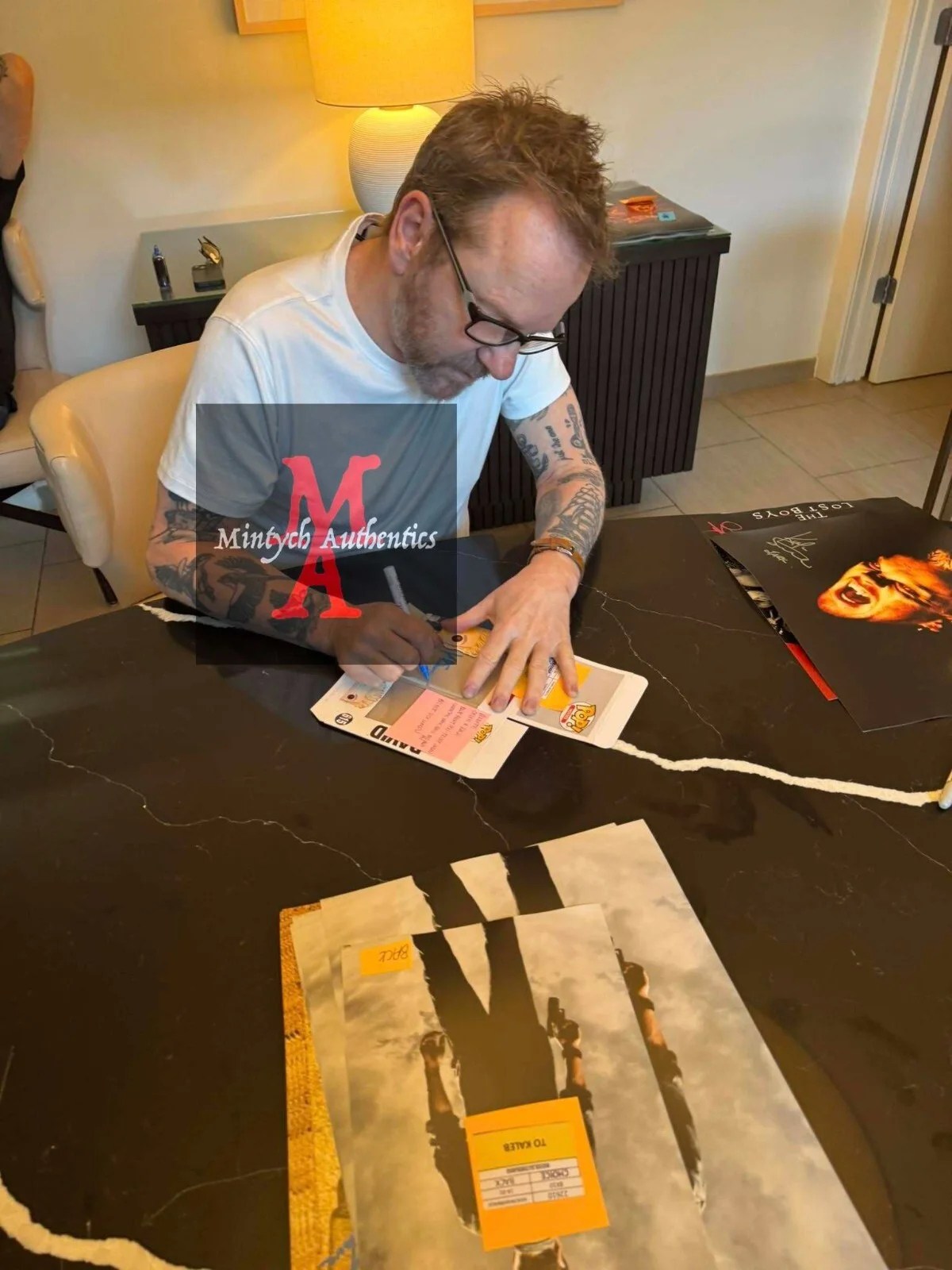 Kiefer Sutherland — Kiefer Sutherland autographed signed 11x17 photo The Lost Boys David Beckett, image 3