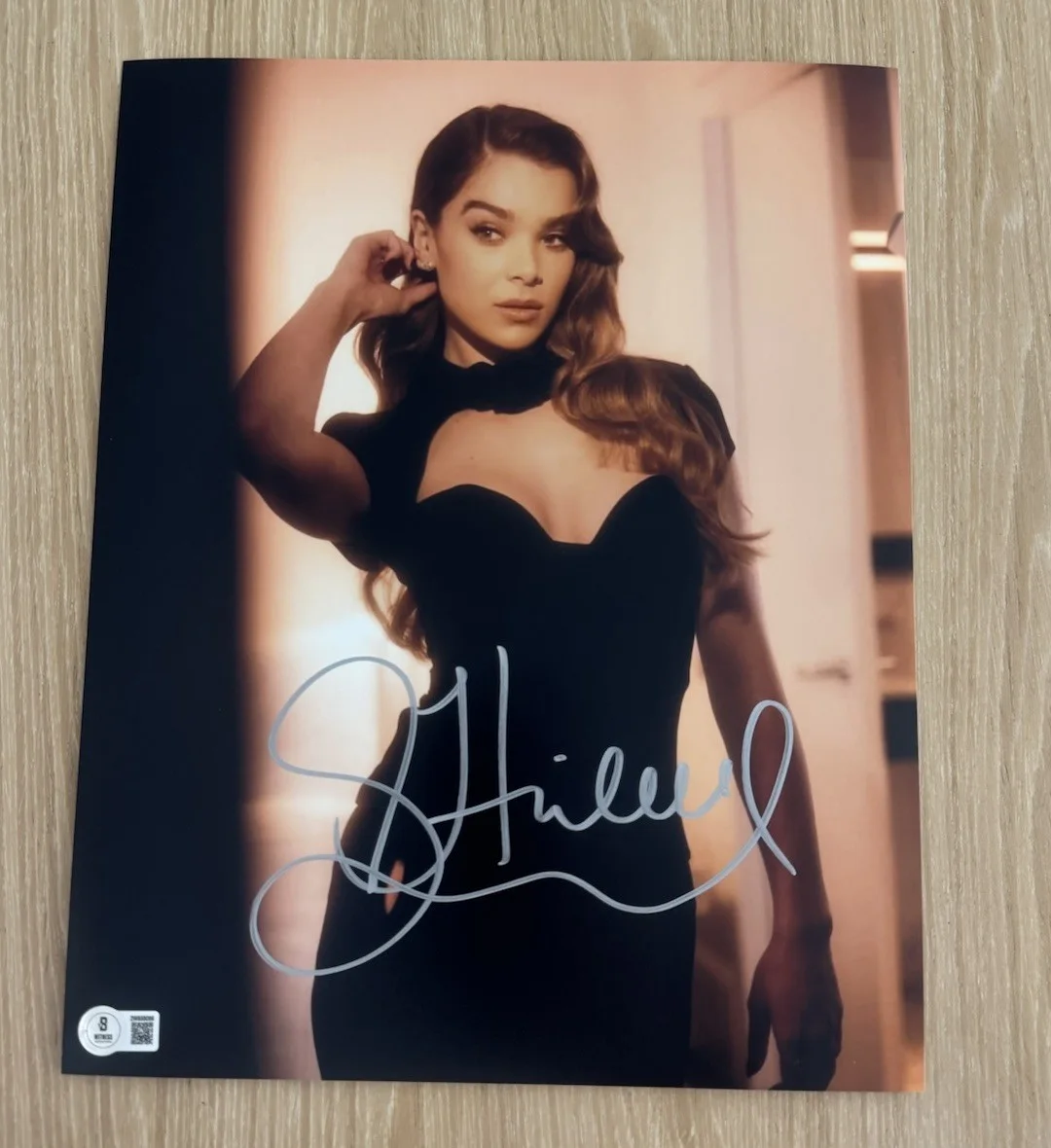 Hailee Steinfeld — HAILEE STEINFELD SIGNED SEXY HOT SINNERS HAWKEYE 11X14 PHOTO BECKETT BAS 2