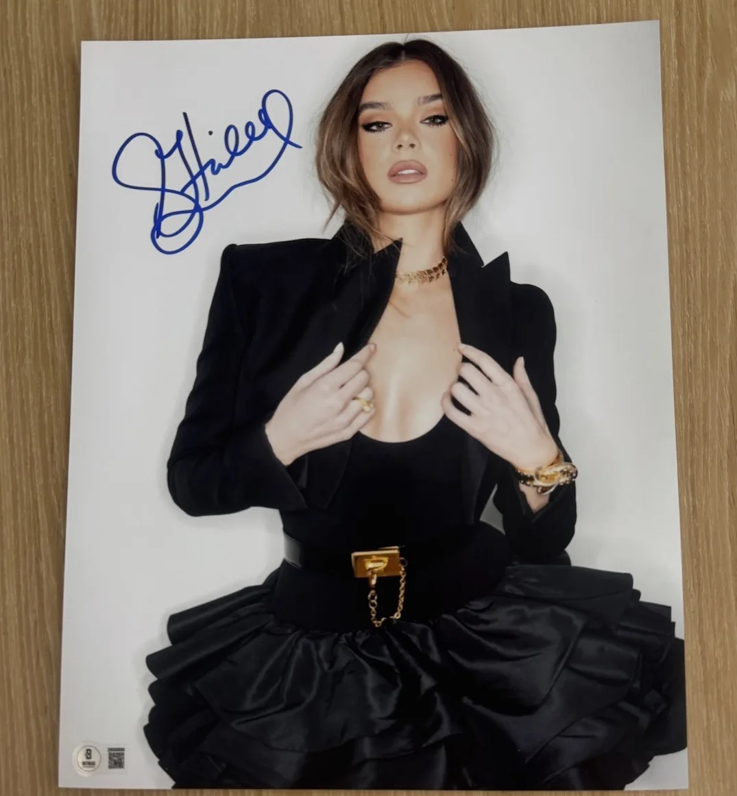 Hailee Steinfeld — HAILEE STEINFELD SIGNED SEXY HOT SINNERS HAWKEYE 11X14 PHOTO BECKETT BAS 2
