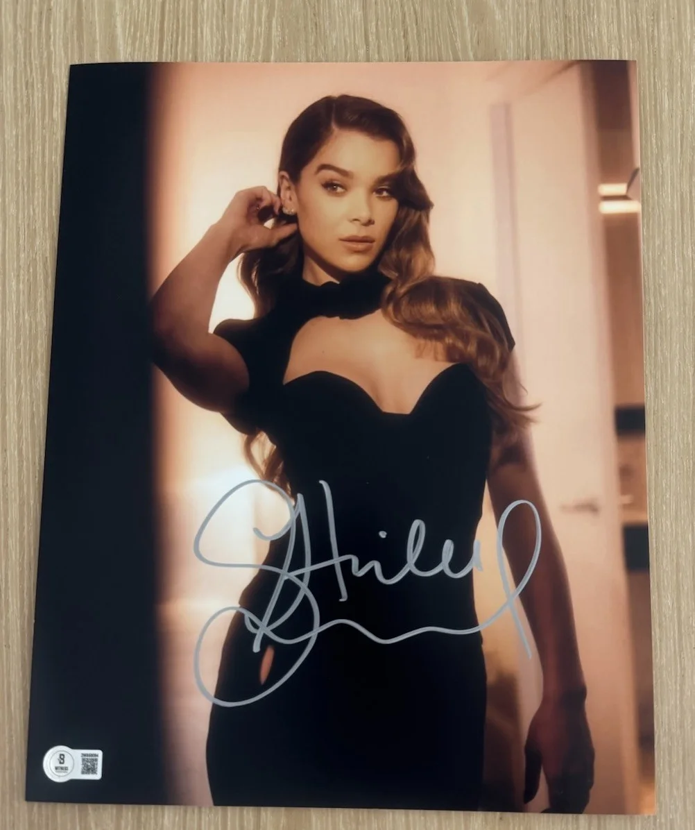 Hailee Steinfeld — HAILEE STEINFELD SIGNED SEXY HOT SINNERS HAWKEYE 11X14 PHOTO BECKETT BAS
