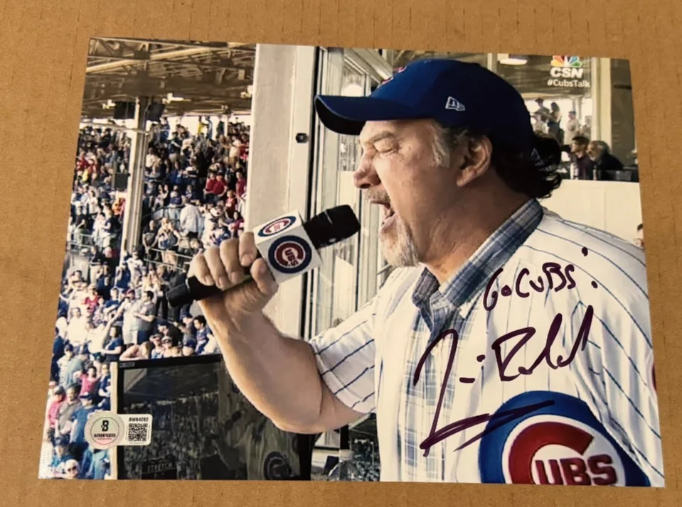 JIM BELUSHI — JIM BELUSHI SIGNED CHICAGO CUBS 8X10 PHOTO BECKETT BAS