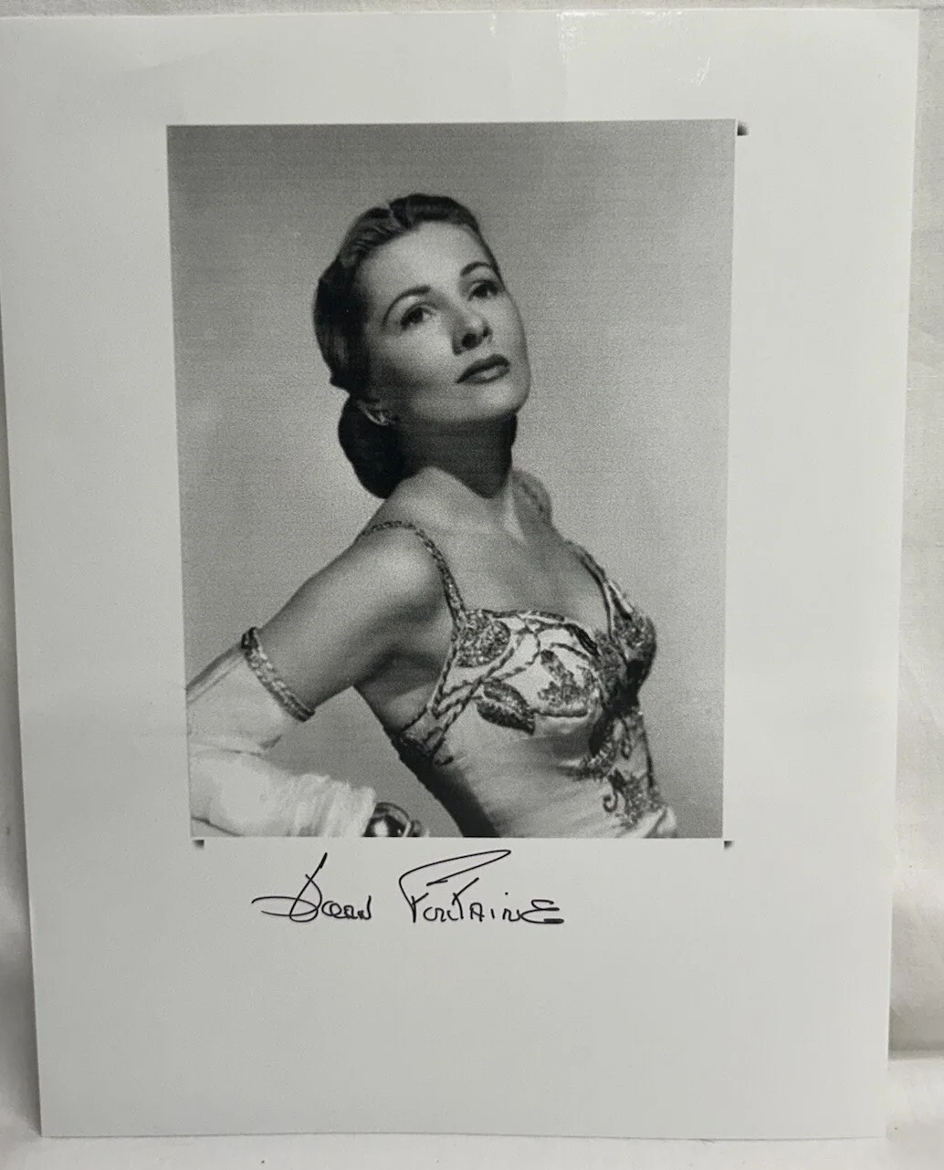 Joan Fontaine — Joan Fontaine American Actress Signed 5x7 B/W Picture & Index Card, изображение 2