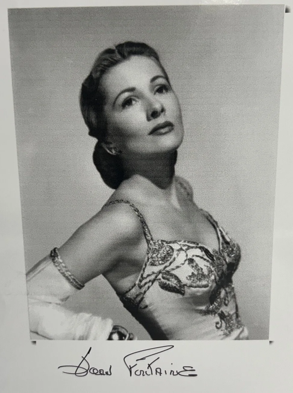 Joan Fontaine — Joan Fontaine American Actress Signed 5x7 B/W Picture & Index Card, изображение 3