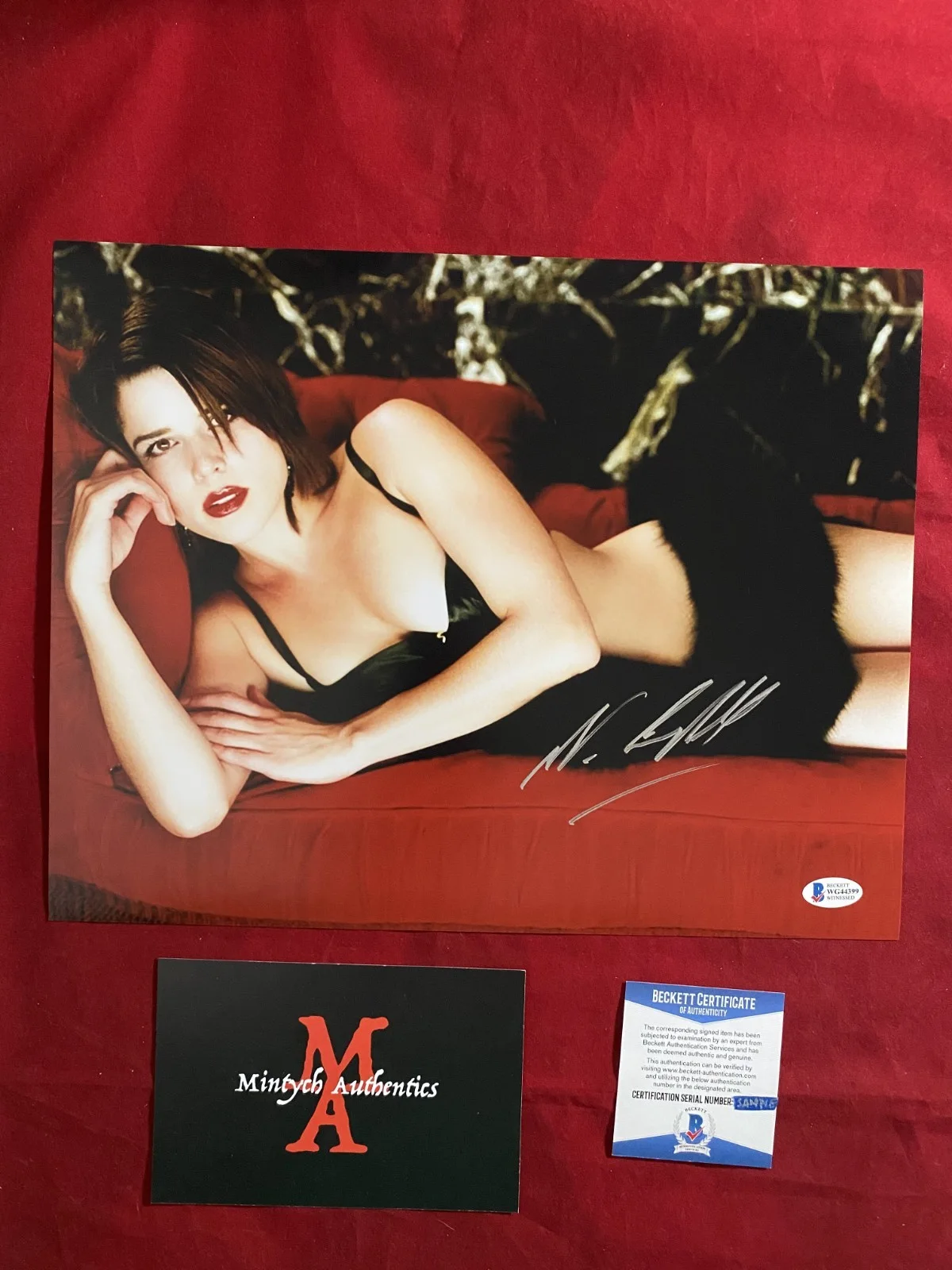 Neve Campbell — NEVE CAMPBELL AUTOGRAPHED SIGNED 11x14 PHOTO! SCREAM! BECKETT COA! SIDNEY!