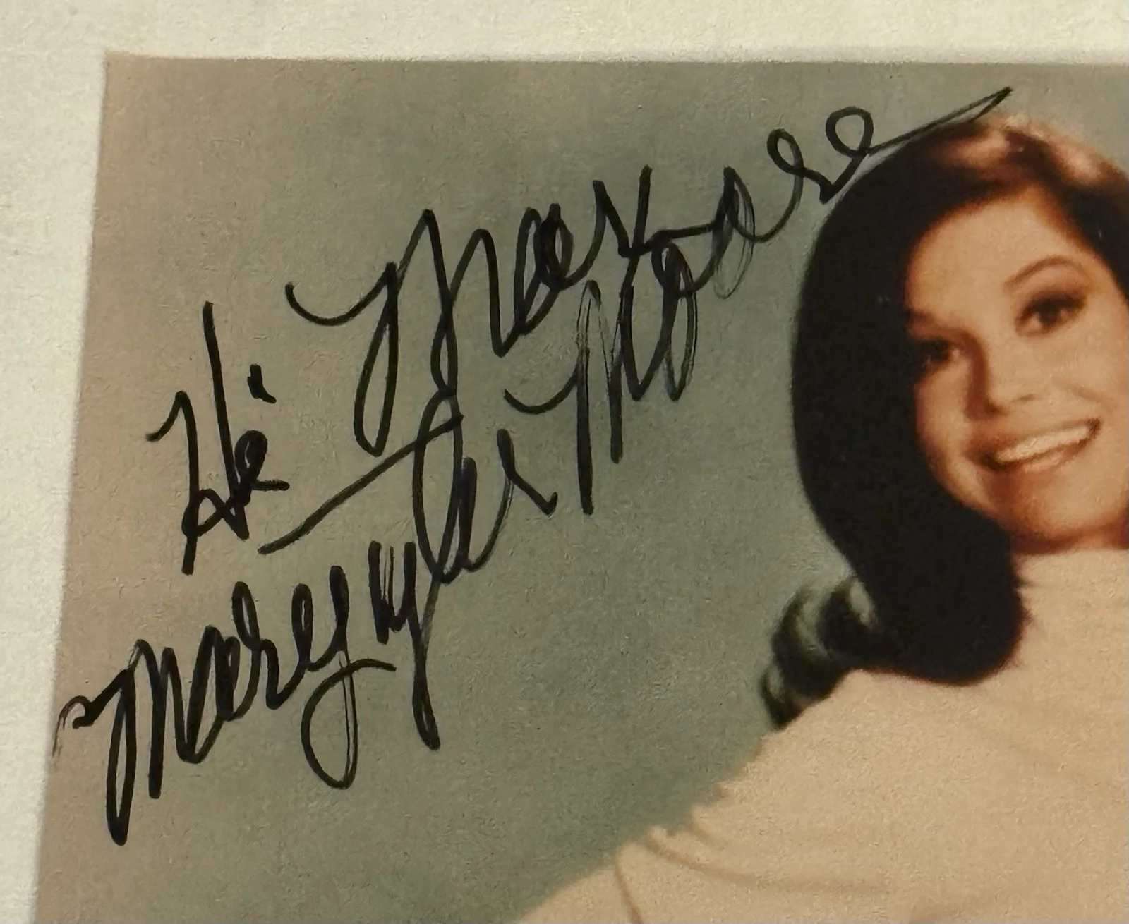 Mary Tyler Moore — Mary Tyler Moore (Deceased 2017) Authentic Original Signed Autograph 4x6 Photo, image 2