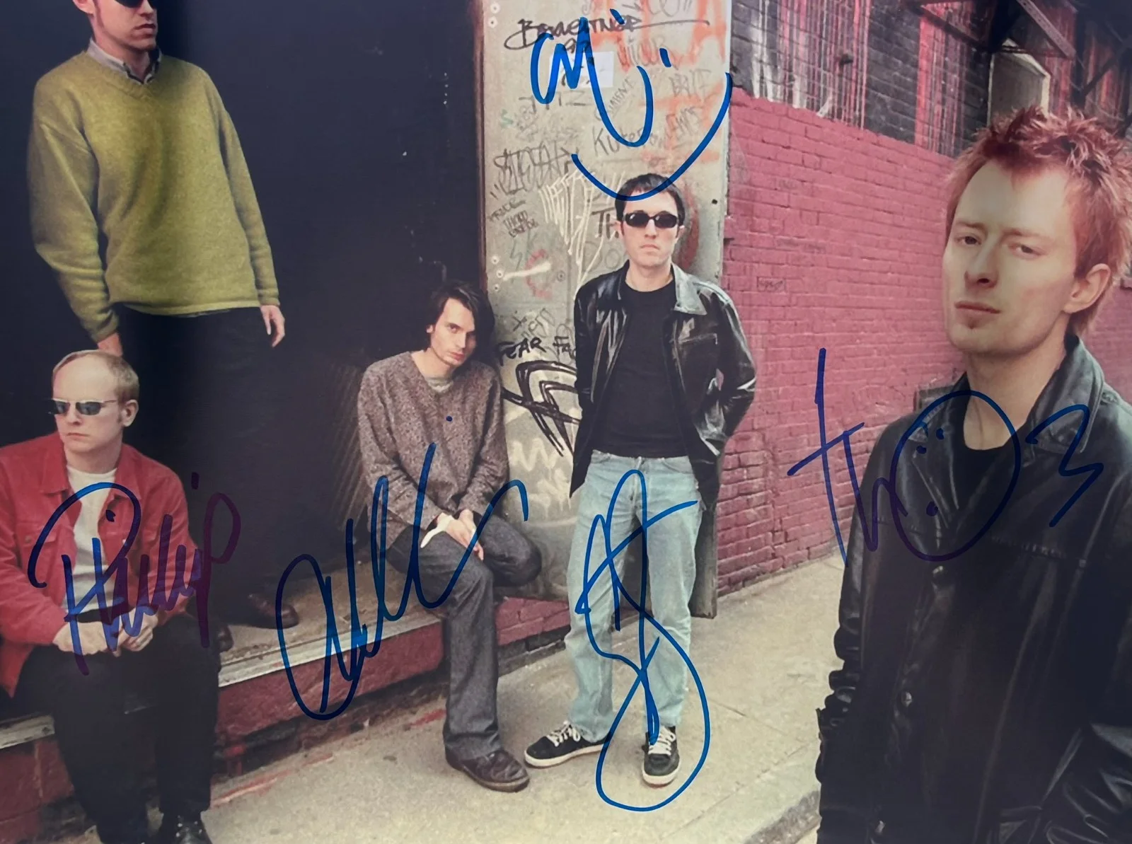 RADIOHEAD x5 THOM YORKE Band Signed 'THE BENDS' 11x14 Photo (1996) EPPERSON COA, image 2