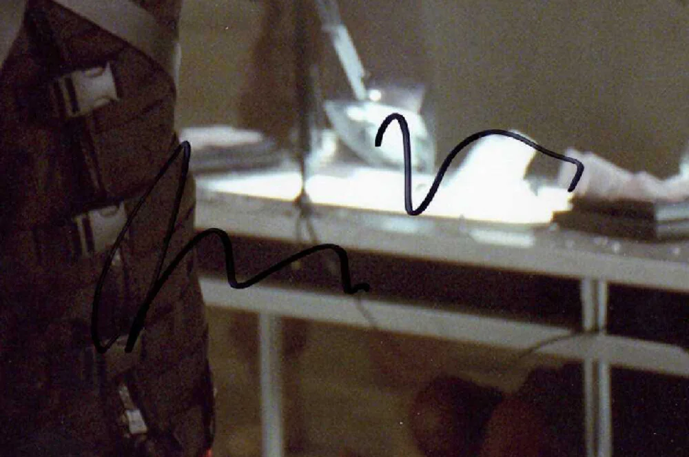 RYAN REYNOLDS SIGNED AUTOGRAPHED 11x14 PHOTO WADE WILSON DEADPOOL BECKETT BAS, изображение 2