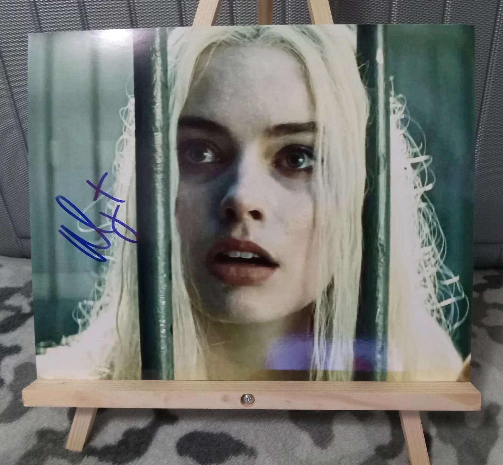 Margot Robbie — SIGNED MARGOT ROBBIE BEHIND BARS SUICIDE SQUAD Autographed 8x10 Harley Quinn