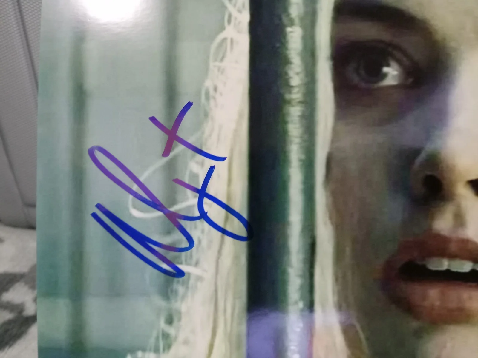 Margot Robbie — SIGNED MARGOT ROBBIE BEHIND BARS SUICIDE SQUAD Autographed 8x10 Harley Quinn, image 2
