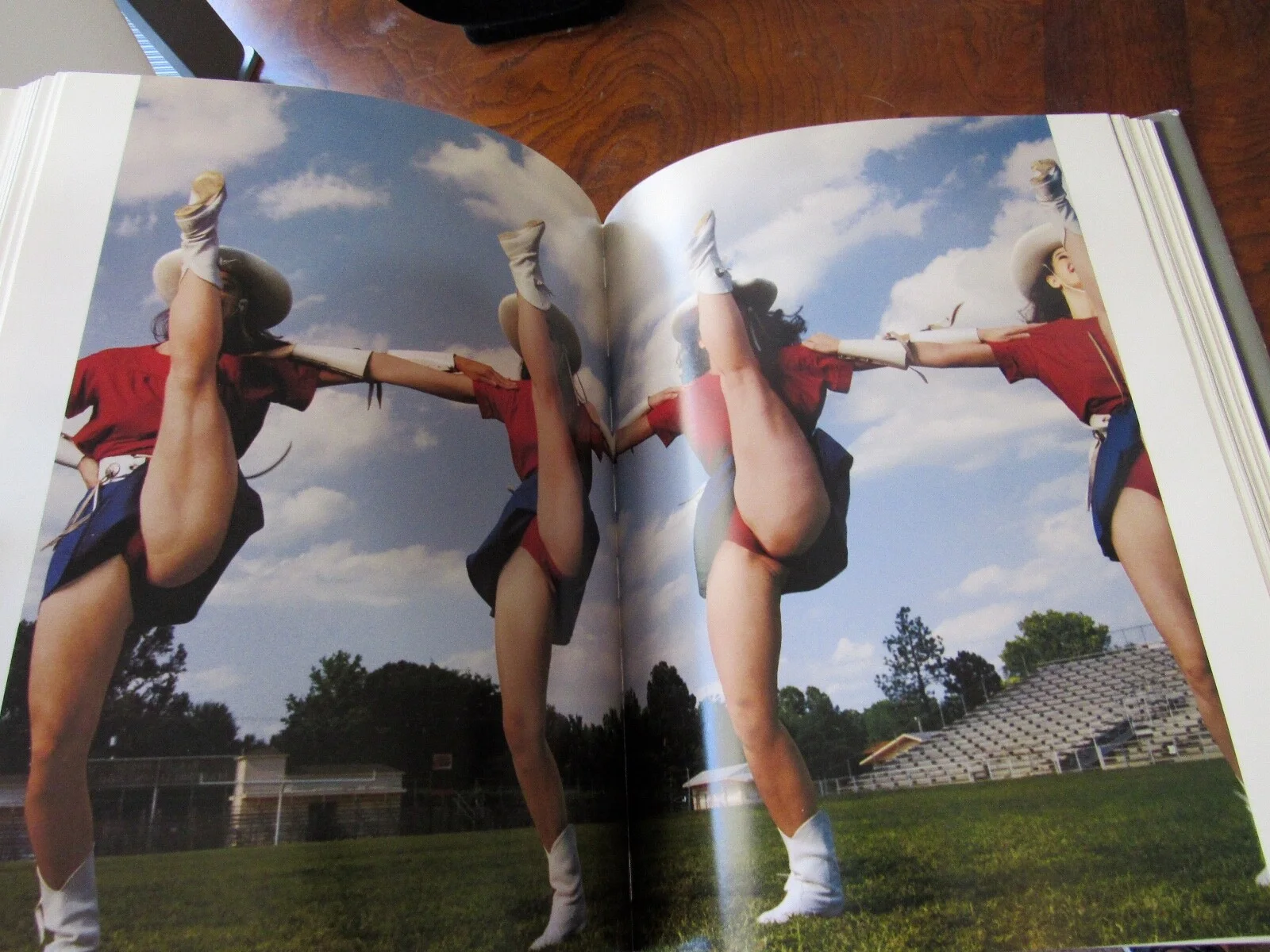 ANNIE LEIBOVITZ — ANNIE LEIBOVITZ - 1st Edition Book-WOMEN-Large Coffee Table Photo Book, image 4