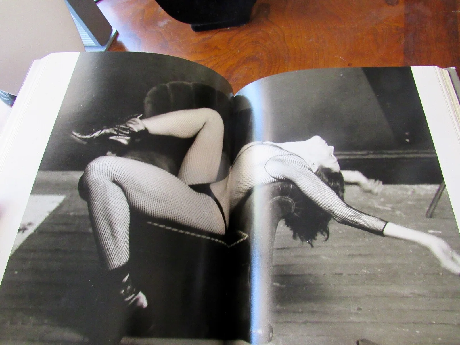 ANNIE LEIBOVITZ — ANNIE LEIBOVITZ - 1st Edition Book-WOMEN-Large Coffee Table Photo Book, image 5
